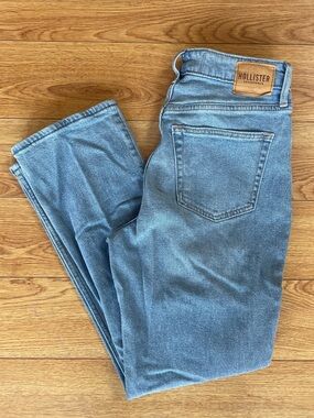 Hollister distressed jean
